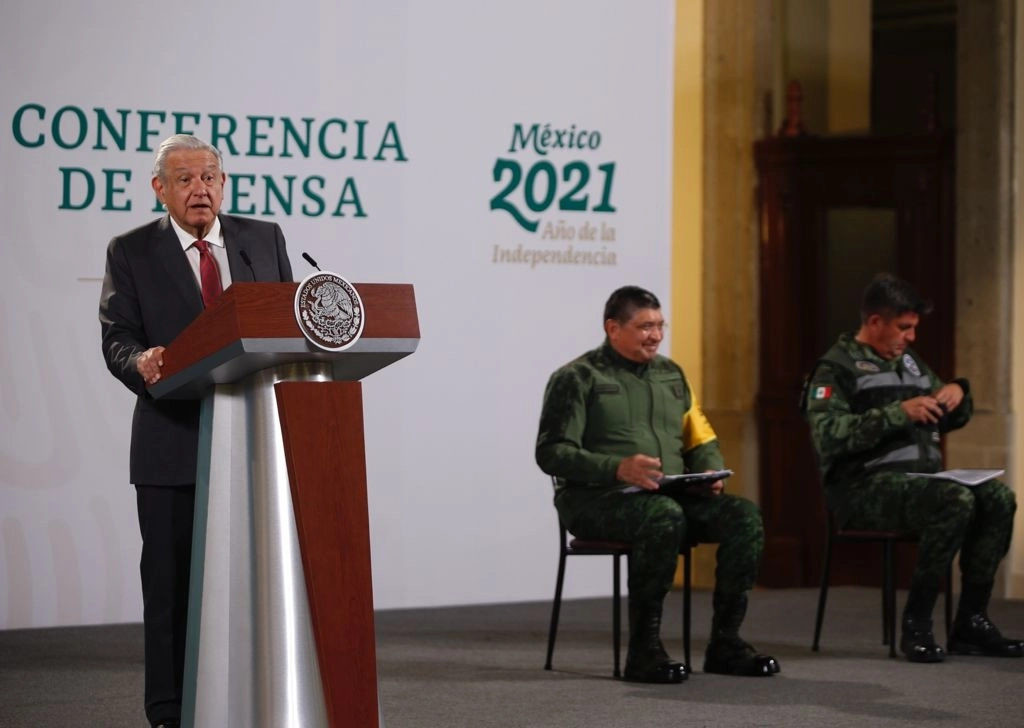 El presidente Andrés Manuel López Obrador; el secretario de la Defensa Nacional, Luis Cresencio Sandoval; y el encargado del Agrupamiento de Ingenieros “Felipe Ángeles” del Aeropuerto Internacional “General Felipe Ángeles”, Gustavo Ricardo Vallejo, durante la conferencia matutina en Palacio Nacional, el 10 de septiembre de 2021. Foto Guillermo Sologuren
