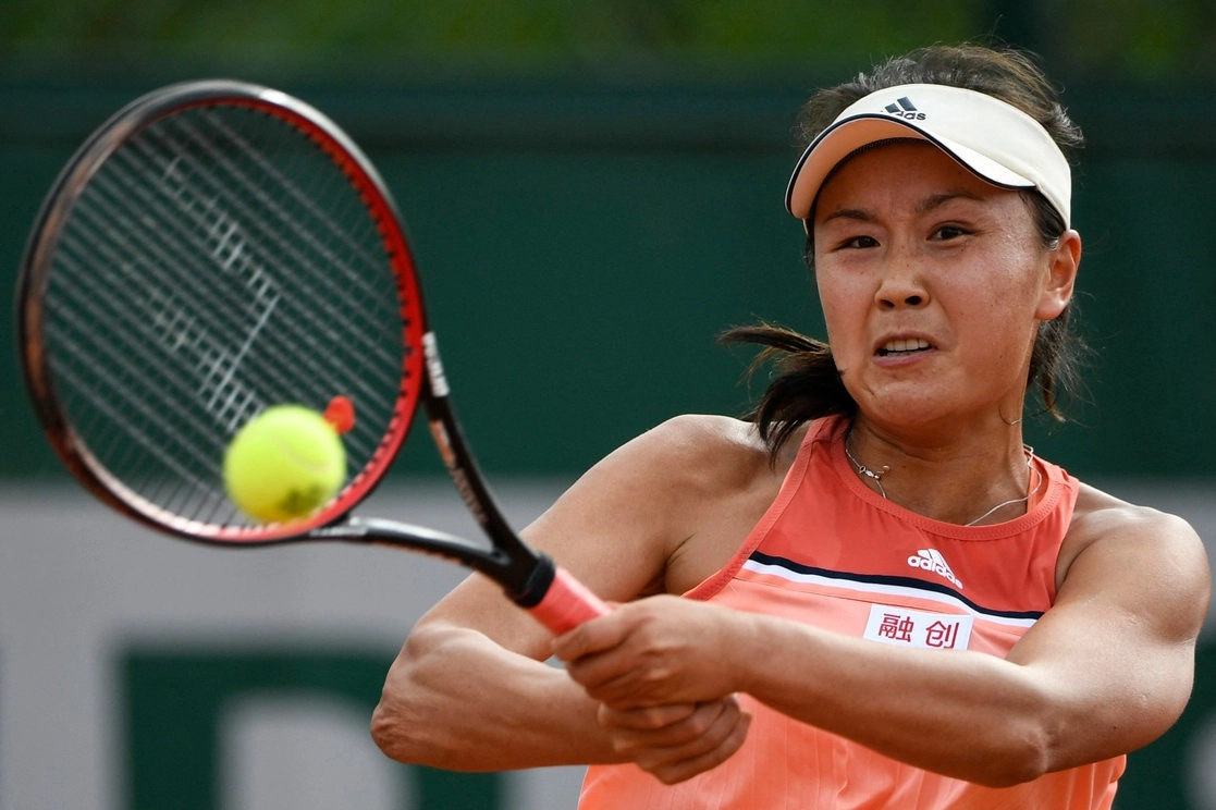 Peng Shuai se encontreaba desaparecida desde que acusó a Zhang Gaoli, ex vicepremier de China de haberla obligado a tener relaciones sexuales. Foto Afp