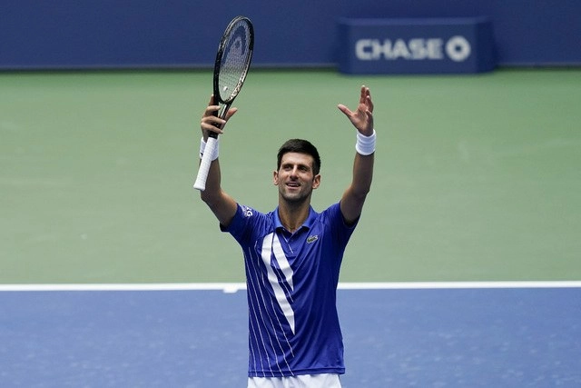El jugador serbio se impuso en cuatro sets al británico Kyle Edmund para acceder a la tercera ronda del Abierto de EU. Foto Ap 