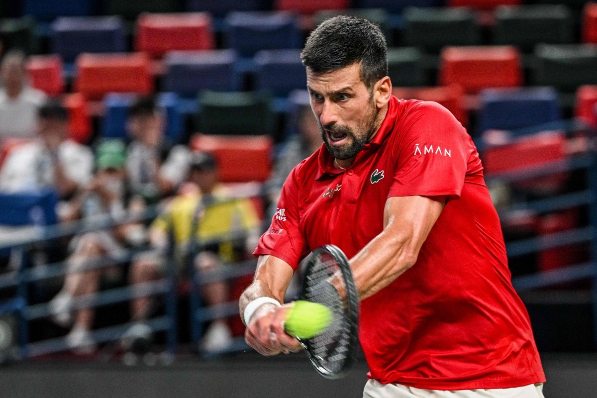 El serbio Novak Djokovic devuelve el balón al belga Zizou Bergs durante su partido de cuartos de final del Masters de Shanghái, el 9 de octubre de 2025. Foto 