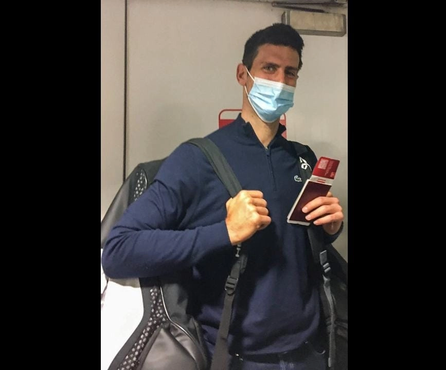 Novak Djokovic a su llegada a Dubái con cubrebocas. Foto Afp