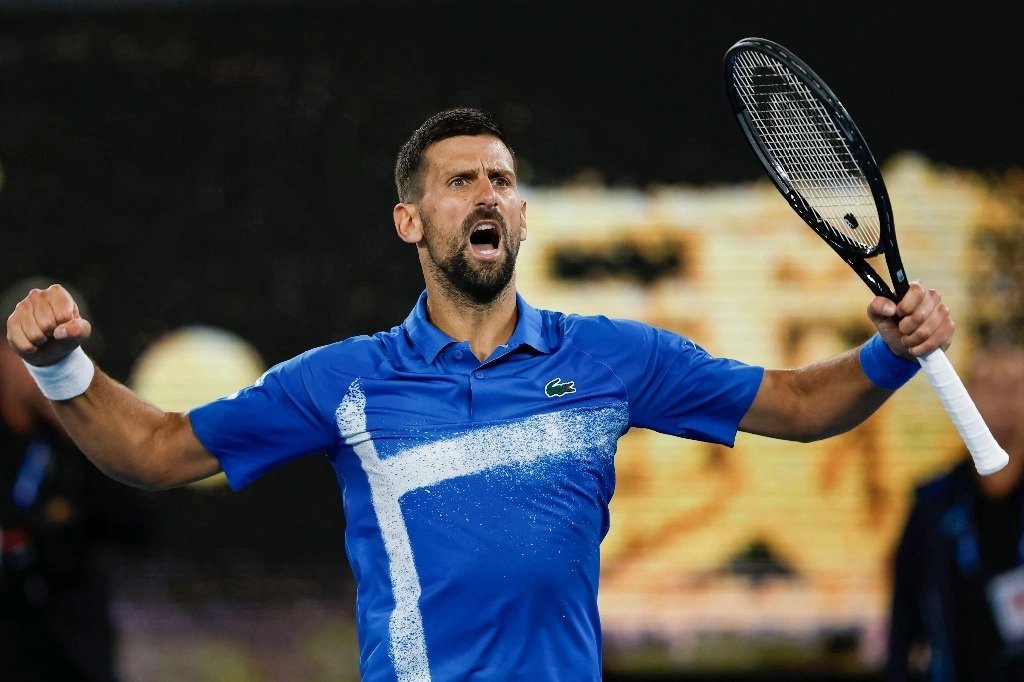 Novak Djokovic avanzó a los octavos de final del Abierto de Australia al imponerse 6-1, 6-4, 6-4 ante el checo Tomás Machác, el 17 de enero de 2025. Foto Afp