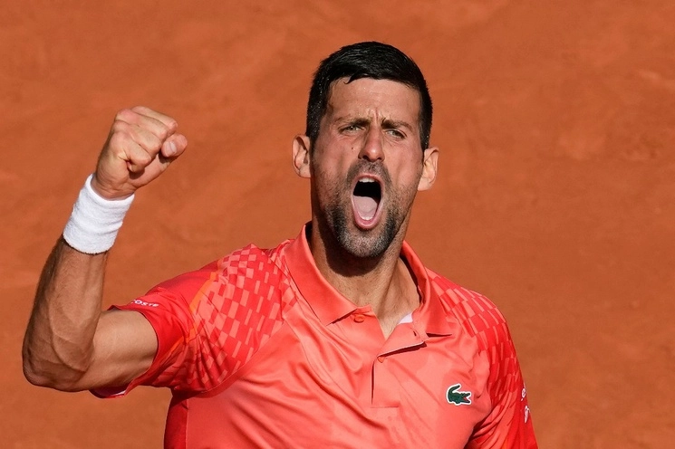 Disminuido por los calambres, el número 1 mundial Carlos Alcaraz cayó ante Novak Djokovic (en la imagen), en semifinales de Roland Garros. Foto Ap