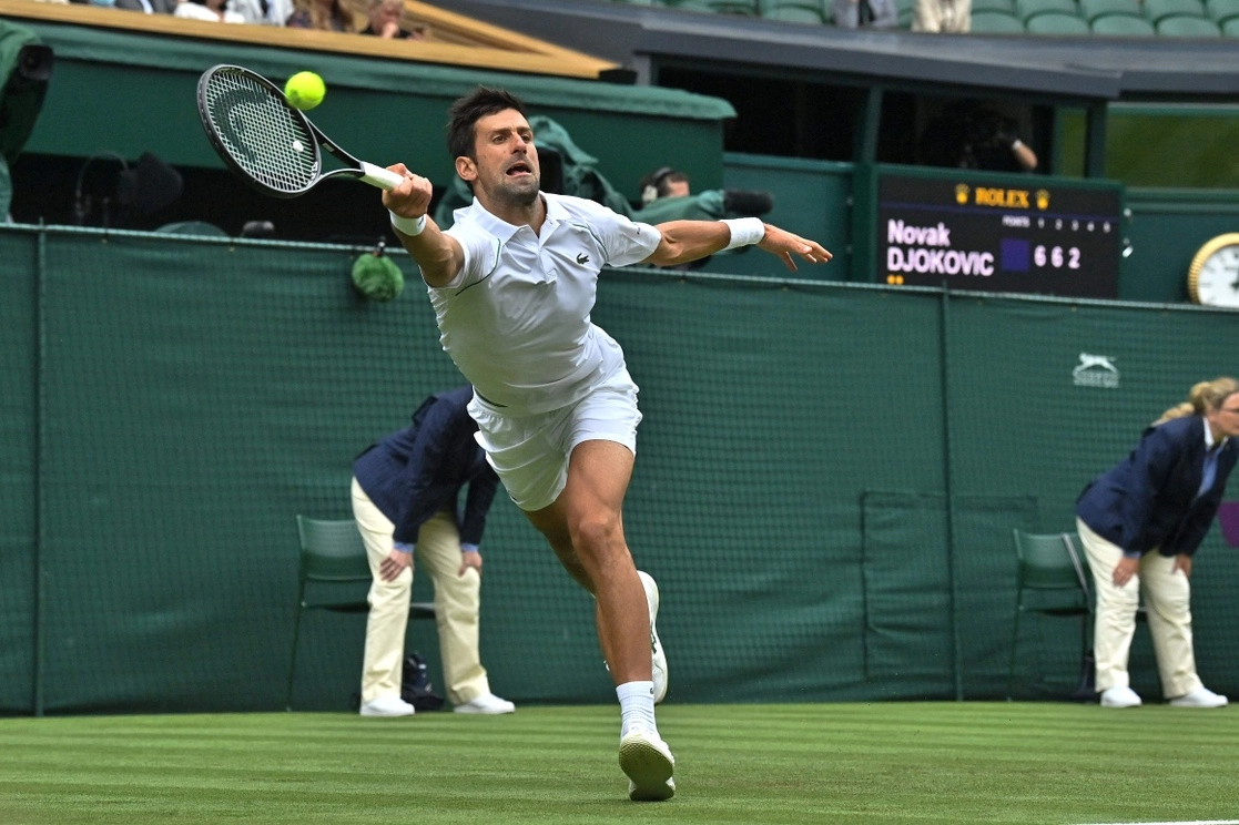 El serbio Novak Djokovic, número 1 del mundo y doble ganador de la cita londinense, se clasificó para la tercera ronda al deshacerse tranquilamente del sudafricano Kevin Anderson con un triple 6-3, el 30 de junio de 2021. Foto Afp