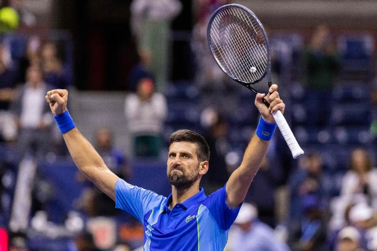 El tenista serbio Novak Djokovic celebra su victoria ante su compatriota Laslo Djere en partido de la tercera ronda del US Open. Foto Afp.