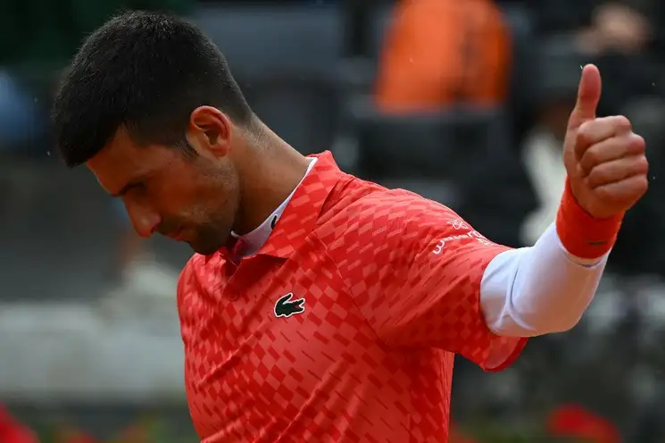 Novak Djokovic, vigente campeón, perdió hoy por 6-2, 4-6, 6-2 ante el joven danés Holger Rune en cuartos de final del Masters 1000 de Roma, a poco más de 10 días del inicio de Roland Garros. Foto Afp