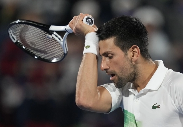 El serbio Novak Djokovic, que cayó en cuartos de final del torneo de Dubái por 6-4 y 7-6 (7/4) ante el checo Jiri Vesely, perderá su número uno del ranking ATP en la próxima clasificación. Foto Ap