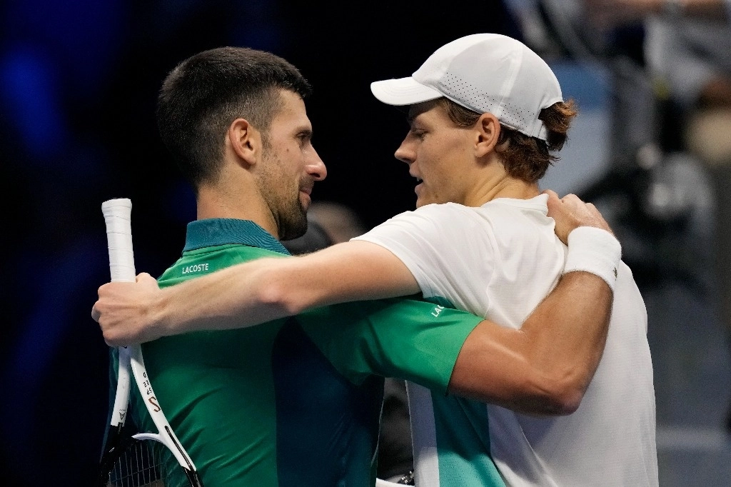 El italiano Jannik Sinner, derecha, abraza al serbio Novak Djokovic al final del partido de tenis individual de las Finales ATP. Foto Ap