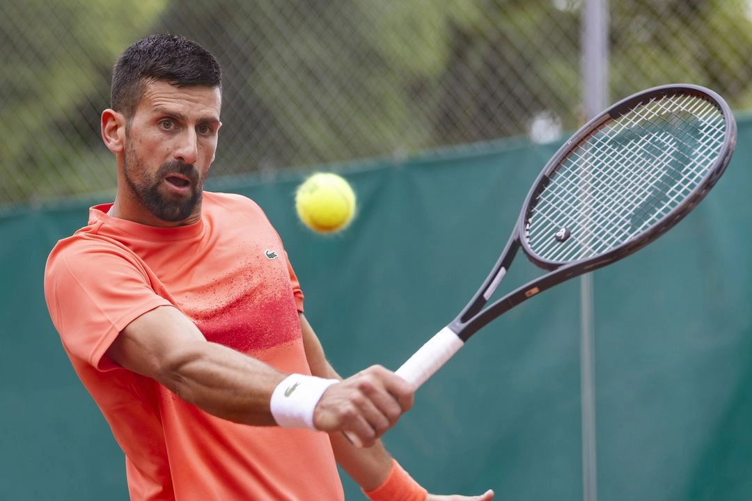 El tenista serbio Novak Djokovic durante una sesión de entrenamiento en Ginebra, Suiza, el 20 de mayo de 2025. Foto Cyril Zingaro / Keystone vía 