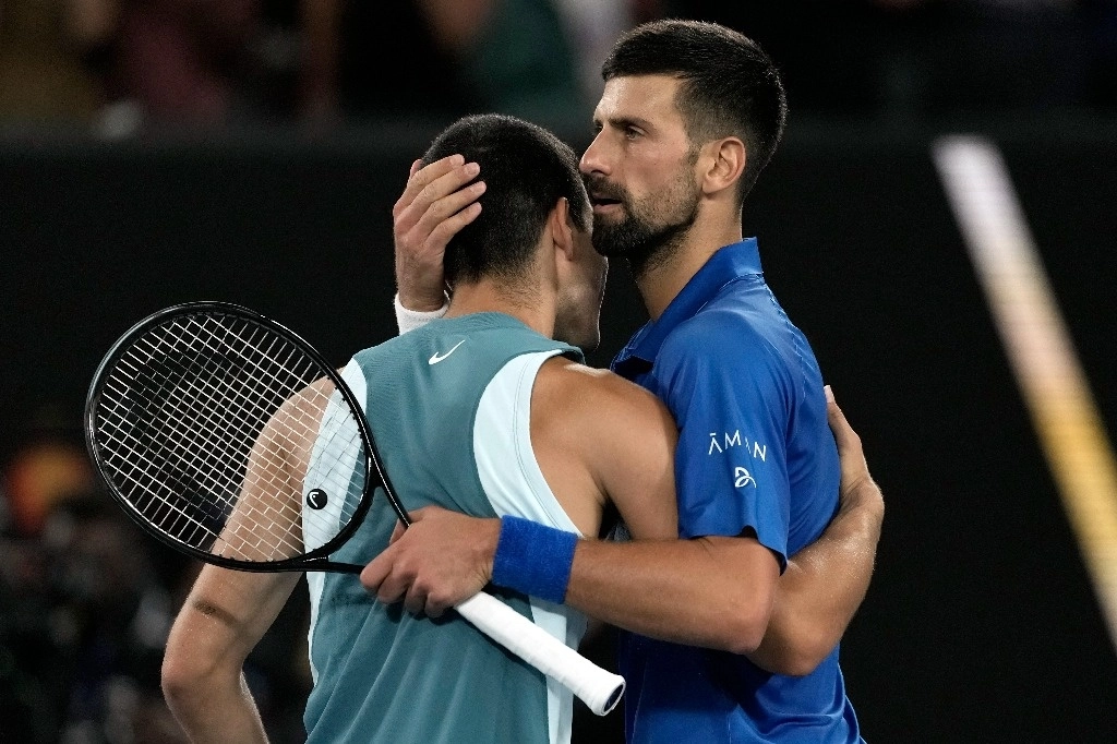 El tenista serbio Novak Djokovic (derecha), número siete del mundo, avanzó a las semifinales del Abierto de Australia al imponerse ante el español Carlos Alcaraz (número tres). Foto Ap