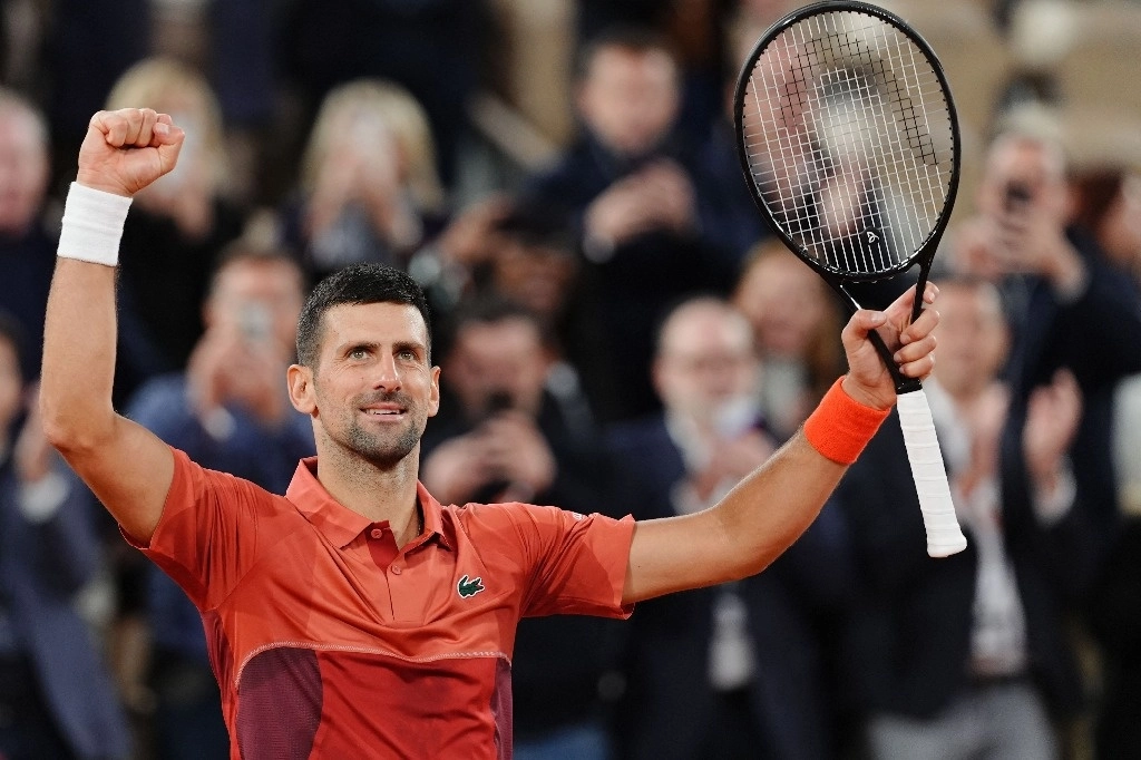 El tenista serbio Novak Djokovic avanzó a tercera ronda de Roland Garros tras eliminar rápidamente al español Roberto Carballés Baena por 6-4, 6-1, 6-2, el 30 de mayo de 2024. Foto Afp