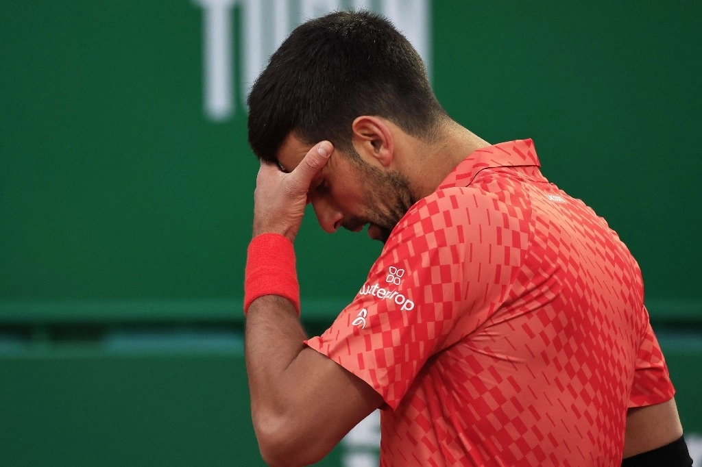 Novak Djokovic, gran favorito en ausencia por lesión de Rafa Nadal y Carlos Alcaraz, quedó eliminado en los octavos de final del Masters 1000 de Montecarlo al perder 4-6, 7-5 y 6-4 ante el italiano Lorenzo Musetti, el 13 de abril de 2023. Foto Afp