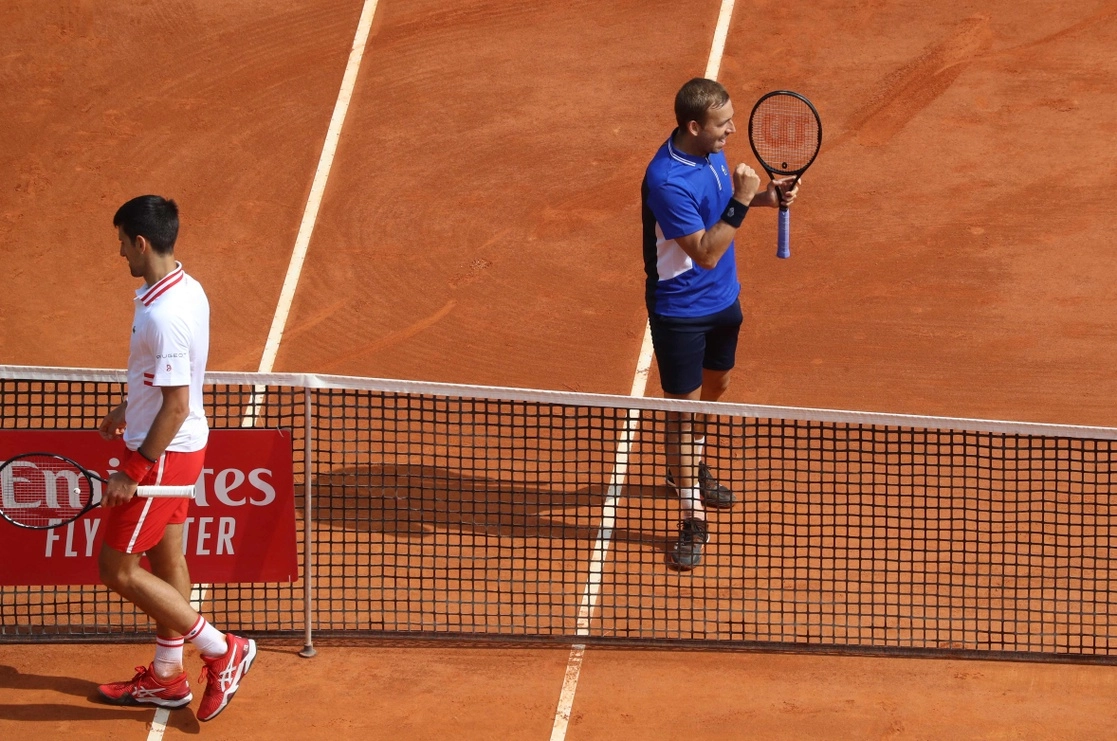 El número 1 mundial, Novak Djokovic, fue eliminado en octavos del Masters 1000 de Montecarlo por el británico Daniel Evans, el 15 de abril de 2021. Foto Afp