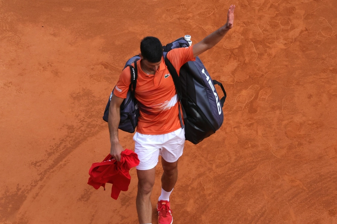 El tenista serbio Novak Djokovic saluda al salir de la cancha después de caer ante el español Alejandro Davidovich, durante su partido de tenis del torneo Montecarlo ATP Masters Series en Mónaco, el 12 de abril de 2022. Foto Afp 
