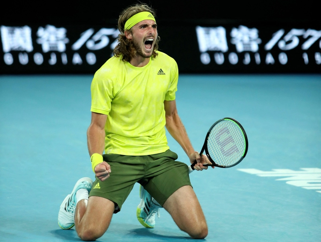 El tenista griego Stefanos Tsitsipas celebra tras ganar contra Thanasi Kokkinakis de Australia durante su partido individual masculino en el cuarto día del torneo de tenis Abierto de Australia en Melbourne el 11 de febrero de 2021. Foto Afp 