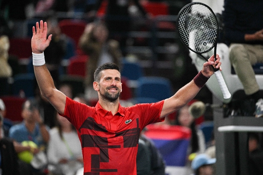 El serbio Novak Djokovic lanzó un mensaje a sus rivales de que recupera su nivel habitual de tenis con un triunfo expeditivo ante el italiano Flavio Cobolli por 6-1 y 6-2, en tercera ronda del Masters 1000 de Shanghai, el 8 de octubre de 2024. Foto Afp