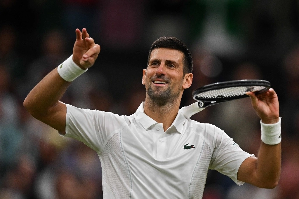 El serbio Novak Djokovic hace un gesto mientras celebra su victoria ante el australiano Alexei Popyrin durante su partido de tenis individual masculino en el sexto día del Campeonato de Wimbledon 2024 en el All England Lawn Tennis and Croquet Club en Wimbledon, suroeste de Londres, el 6 de julio de 2024. Foto Afp 