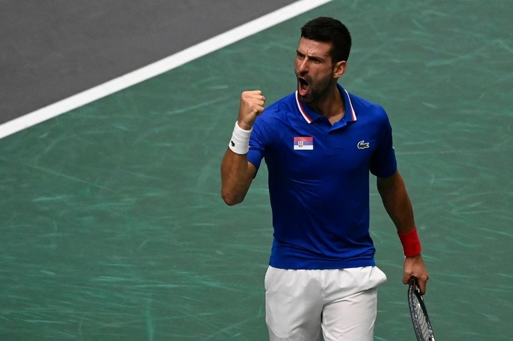 Novak Djokovic regresó a la acción con una victoria tras su triunfo en el Abierto de EU, y el número uno del mundo ayudó a Serbia a lograr su plaza en los cuartos de final de la Copa Davis, con una victoria en la fase de grupos sobre la anfitriona España, el 15 de septiembre de 2023. Foto Afp