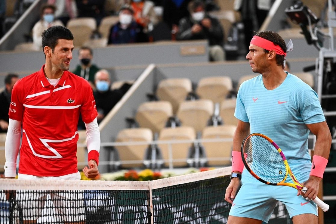 Novak Djokovic y Rafa Nadal se enfrentarán este viernes por un puesto en la final del Grand Slam parisino. Foto Afp / Archivo