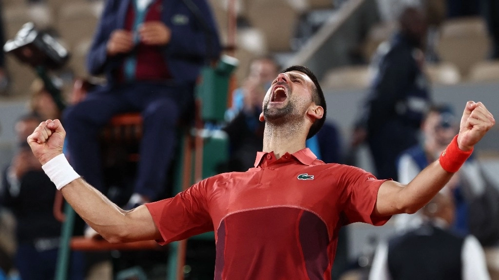 Novak Djokovic de Serbia celebra tras ganar contra Lorenzo Musetti de Italia al final de su partido individual masculino en la cancha Philippe-Chatrier el séptimo día del torneo de tenis del Abierto de Francia en el complejo Roland Garros de París el 2 de junio de 2024. Foto Afp