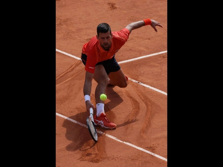 El tenista serbio, Novak Djokovic, está a un partido de convertirse en el jugador con más títulos en torneos grandes. Disputará su final 34 de ‘Grand Slam', la séptima en Roland Garros, donde se coronó en 2016 y 2021. Foto Afp
