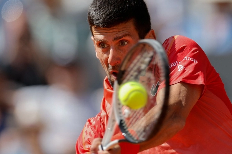 "Kosovo es el corazón de Serbia. Stop a la violencia", escribió Novak Djokovic en una cámara de televisión tras ganar su primer partido de Roland Garros, abriendo una nueva polémica que se añade a la larga lista que ha protagonizado. Foto Ap / Archivo