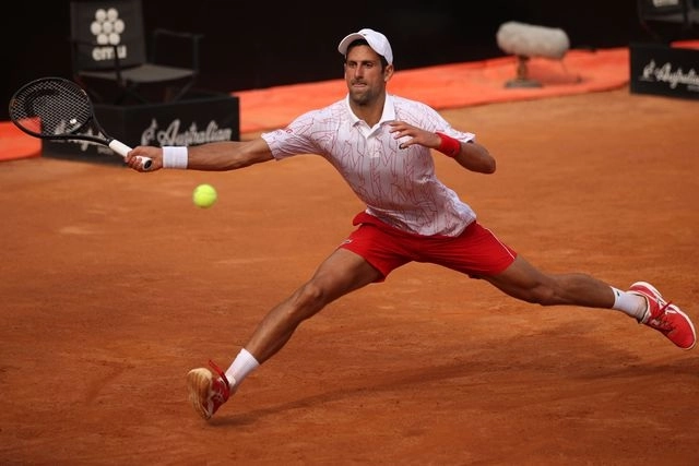 El serbio Novak Djokovic sufrió ante el alemán Dominik Koepfer para alcanzar las semifinales del Masters 1000 de Roma, donde el número uno mundial se medirá el domingo con el noruego Casper Ruud. Foto Clive Brunskill / Pool / Afp