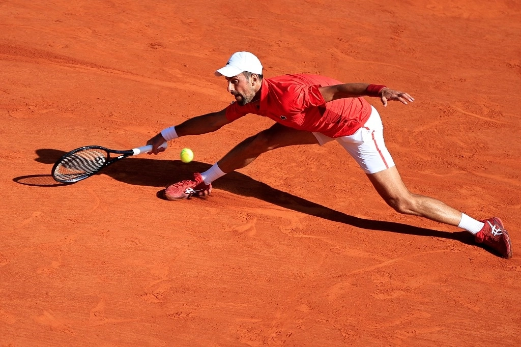 Novak Djokovic se clasificó a semifinales del Masters 1000 de Montecarlo, una ronda que no alcanzaba en el Principado desde su título en 2015, pero tuvo que sudar para eliminar al australiano Alex De Miñaur, el 12 de abril de 2024. Foto Afp