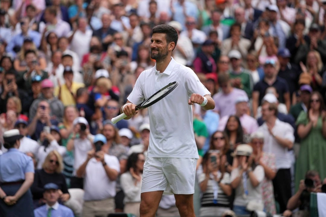 El serbio Novak Djokovic celebra tras vencer al australiano Alex de Minaur durante un partido individual masculino de cuarta ronda del Campeonato de Tenis de Wimbledon en Londres, el lunes 7 de julio de 2025.  Foto