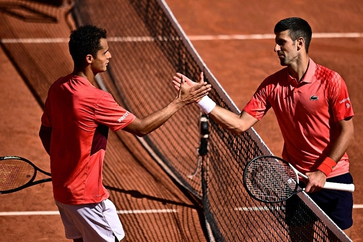 El serbio se impuso con sets de 6-3, 6-2 y 6-2 al peruano Juan  Pablo Villas, en la cuarta ronda de Roland Garros. Foto Afp