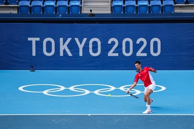 El serbio Novak Djokovic apenas necesitó una hora para derrotar por un doble 6-2 al boliviano Hugo Dellien en los Juegos Olímpicos. Foto Afp