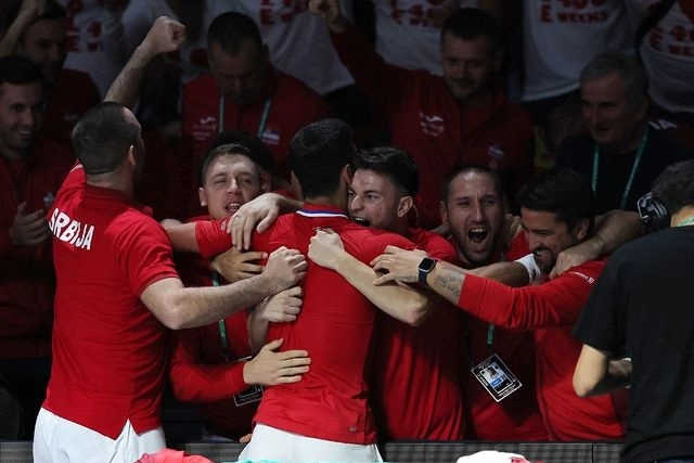 El equipo serbio de Copa Davis festeja tras vencer a Gran Bretaña. Foto Afp