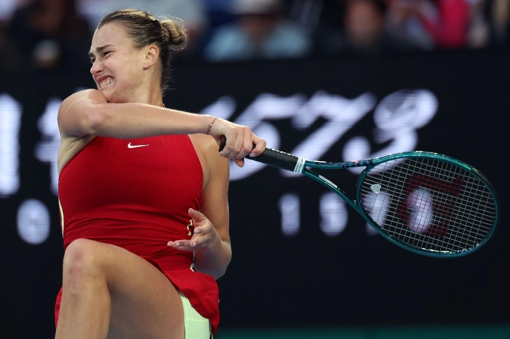 La bielorrusa Aryna Sabalenka, de 25 años, vigente campeona del torneo y que aspira a ser la primera tenista que repite título en Melbourne desde que lo lograse su compatriota Victoria Azarenka en 2012 y 2013, venció a la joven checa Brenda Fruhvirtova por 6-3 y 6-2, el 17 de enero de 2024. Foto Ap