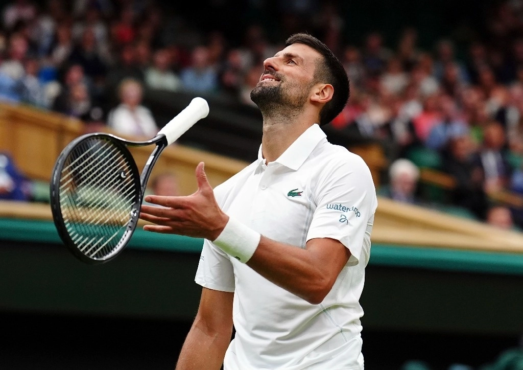 El siete veces campeón de Wimbledon, Novak Djokovic pasó sin problemas a segunda ronda del torneo tras vencer por 6-1, 6-2 y 6-2 al checo Vit Kopriva, el 2 de julio de 2024. Foto Mike Egerton / PA vía Ap