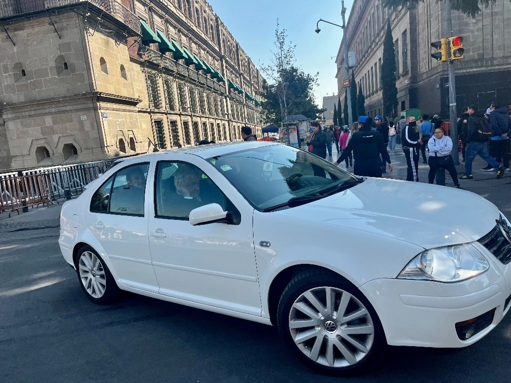 El presidente Andrés Manuel López Obrador, al salir ayer de Palacio Nacional. Foto Luis Castillo