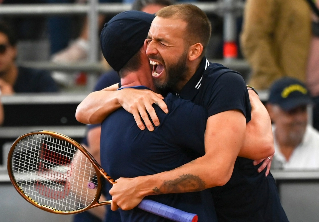 Dan Evans y Neal Skupski celebran su pase en la Copa Davis. Foto Afp