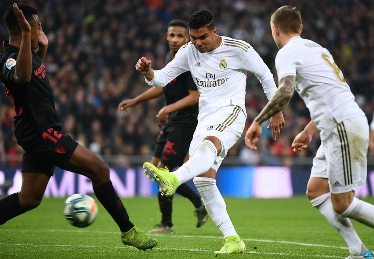 Un doblete del brasileño Casemiro permitió al Real Madrid derrotar al Sevilla por 2-1. Foto Afp