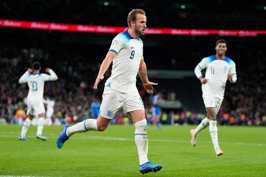 Harry Kane de Inglaterra celebra, con Marcus Rashford a la derecha, después de anotar el tercer gol contra Italia en el estadio de Wembley en Londres. Foto Ap