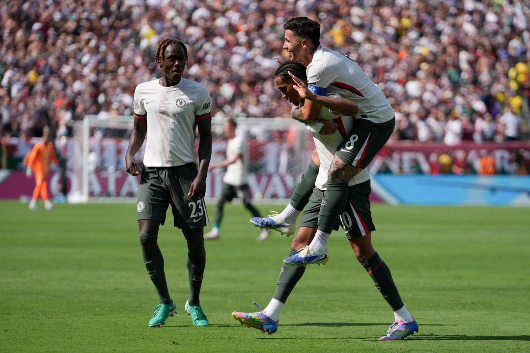 João Pedro, del Chelsea, celebra con Enzo Fernández (derecha) y Trevoh Chalobah (izquierda) tras anotar un gol contra el Fluminense durante la segunda mitad de la semifinal del Mundial de Clubes en East Rutherford, Nueva Jersey, el 8 de julio de 2025. 