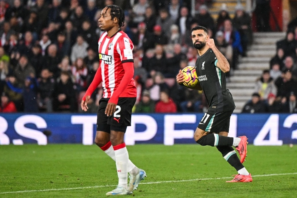 El delantero egipcio #11 del Liverpool, Mohamed Salah, celebra después de anotar el segundo gol de su equipo durante el partido de fútbol de la Premier League inglesa entre Southampton y Liverpool en el St Mary's Stadium en Southampton, sur de Inglaterra, el 24 de noviembre de 2024. Foto Afp
