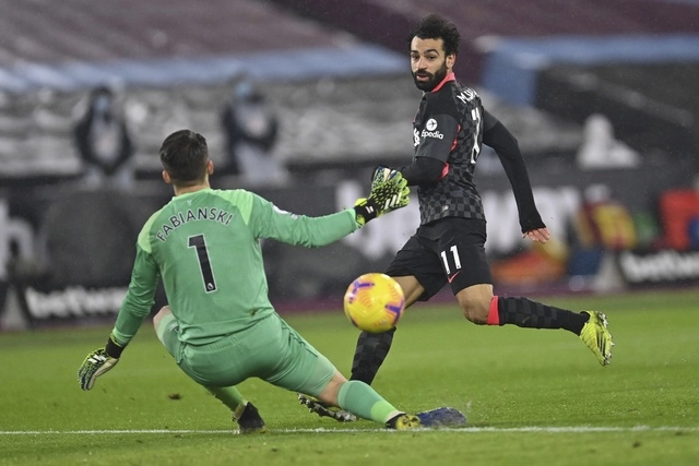 El delantero del Liverpool, Mohamed Salah, en un mano a mano con el portero del West Ham, Lukasz Fabianski. Foto Ap 
