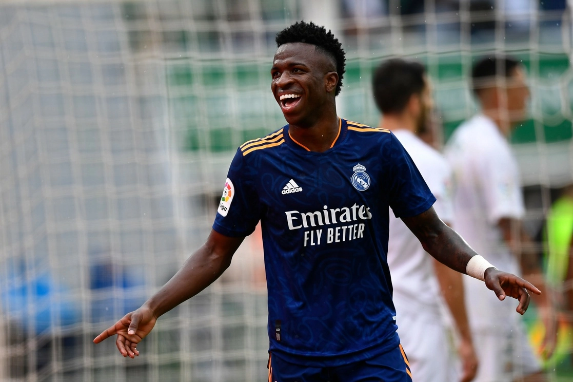 El Real Madrid venció 2-1 al Elche con doblete de Vinicius este sábado en la 12ª jornada de LaLiga. Foto Ap
