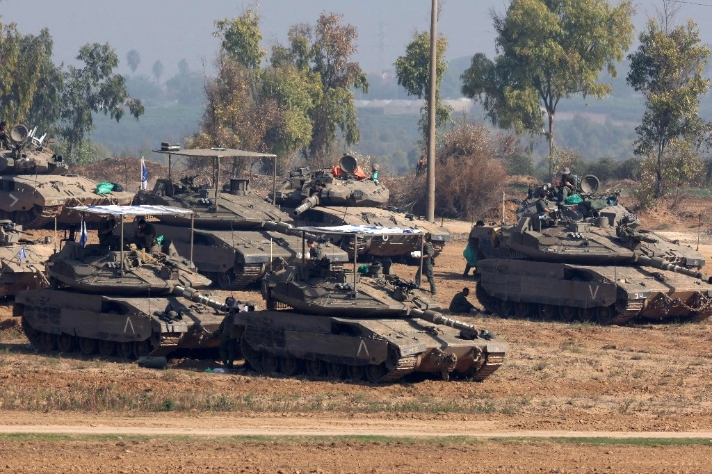 El ejército de Netanyahu tiene cada vez más presión internacional para proteger a la población civil palestina, pero no han cesado los bombardeos aéreos a la infraestructura pública de la franja. En la imagen, las Fuerzas de Defensa de Israel en la frontera con Gaza. Foto Afp 