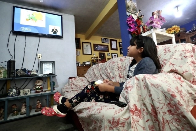 Menor observa un programa de Aprende en Casa por televisión.  Foto Luis Castillo / Archivo