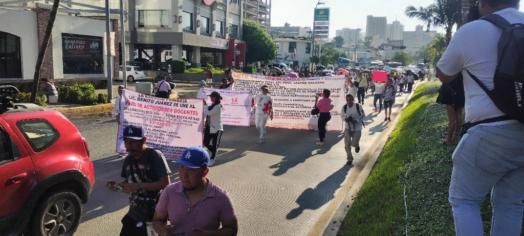 Maestros de 25 delegaciones sindicales marchan en la avenida Costera Miguel Alemán, en la zona Dorada de Acapulco, desde las 9 de la mañana, después de salir de la Glorieta de la Diana. Foto Héctor Briseño 
