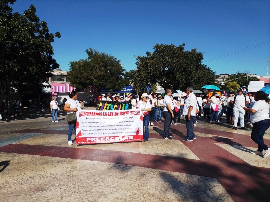 A las 9 de la mañana los docentes fueron convocados en Cancún y Chetumal, desde donde hicieron sendas marchas partiendo de las oficinas de los Servicios Educativos de Quintana Roo, hasta el palacio municipal, y Congreso del estado, respectivamente. Foto Patricia Vázquez