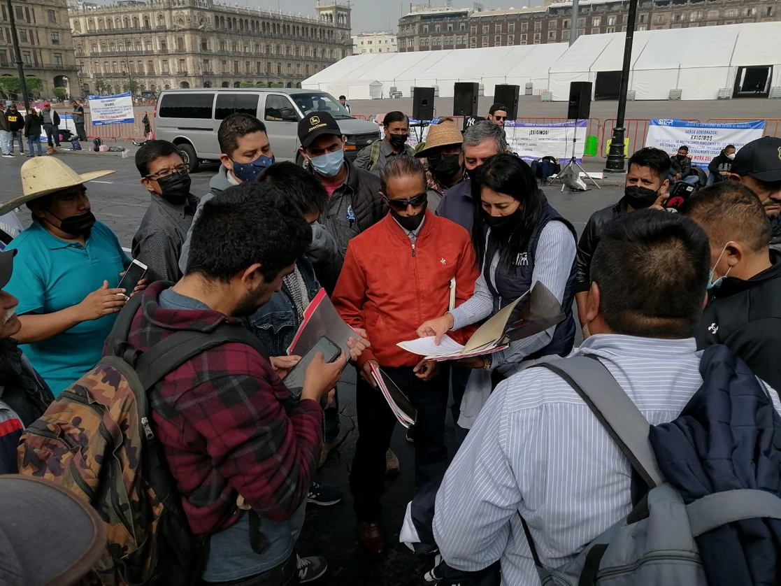 Docentes durante la protesta a las afueras de Palacio Nacional. Foto Cortesía