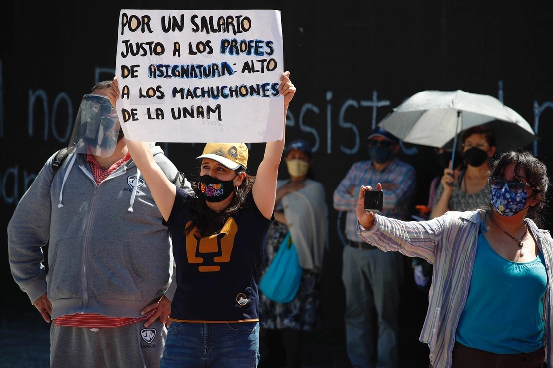 Integrantes de la Asamblea Universitaria durante un mitín sobre la explanada de Rectoría en Ciudad Universitaria. Foto Cristina Rodríguez