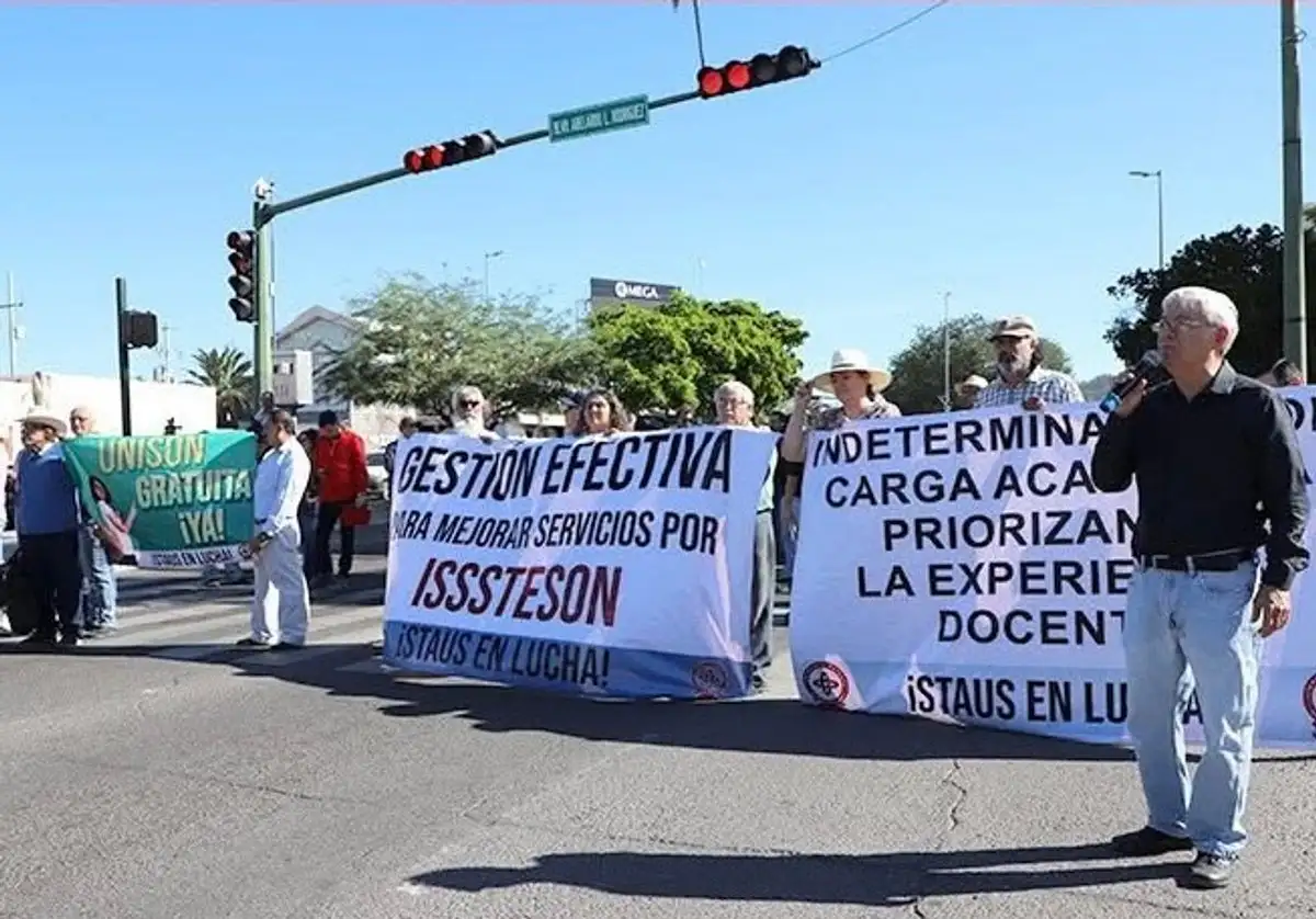 En Hermosillo, el cruce del bulevar Luis Encinas y la avenida Rosales fue bloqueado temporalmente y los docentes desplegaron lonas con mensajes alusivos a su lucha. Foto