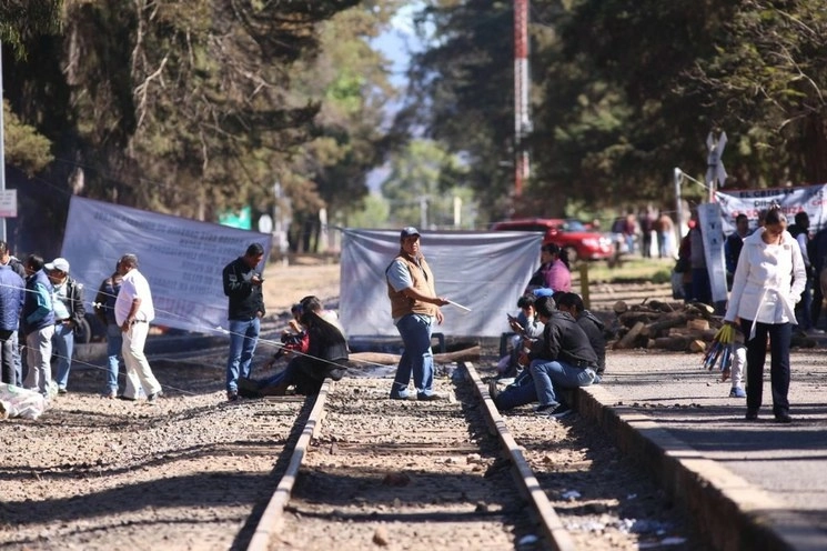 Docentes durante un bloqueo a vías de tren en Michoacán en imagen de archivo. Foto Ignacio Juárez

